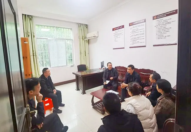 图为:在锦屏调解工作室座谈.png