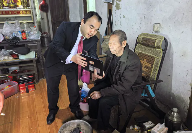 暖心 &ldquo;零距离&rdquo;！剑河农商银行上门服务，让银发族用卡无忧