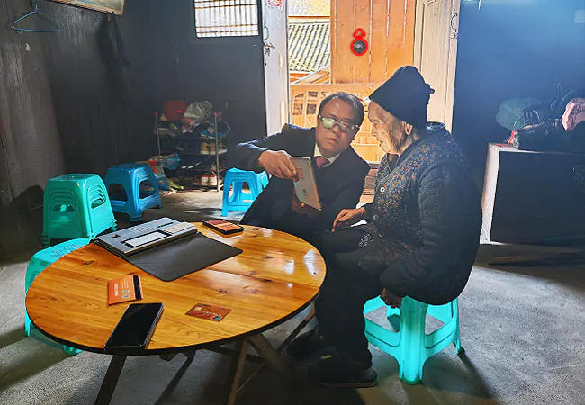 台江农信联社老屯信用社暖心服务上门 为行动不便老人激活 &ldquo;惠农一卡通&rdquo;