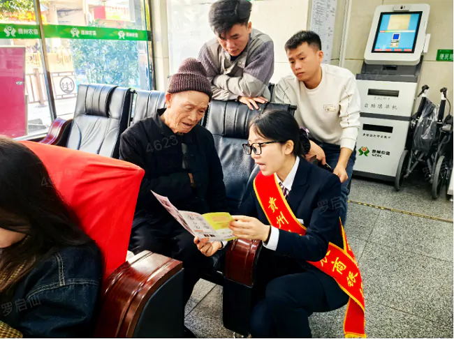 一&ldquo;蹲&rdquo;一&ldquo;讲&rdquo;暖人心&mdash;&mdash;从江农商银行适老化服务守护老人&ldquo;钱袋子&rdquo;