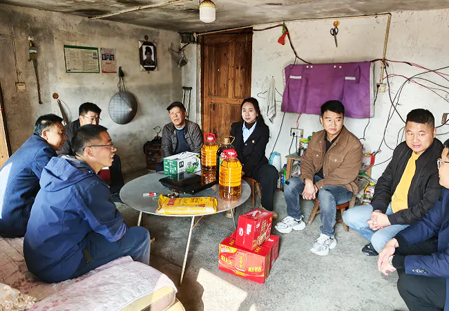 图为:深入困难群众家走访慰问.png