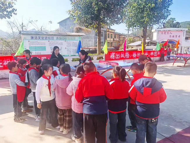 图为 :宣传员与学生们开展互动问答.png