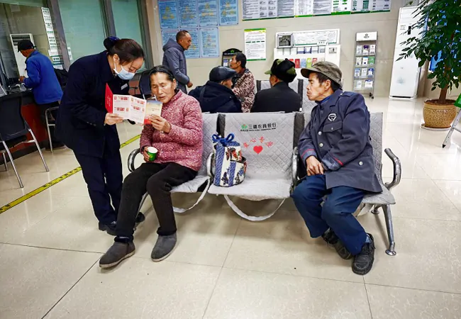 三穗农商银行雪洞支行：普及不宜流通人民币知识 守护群众金融消费权益