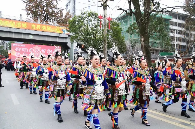 图为：黎平农商银行参加“感恩奋进新时代·民族团结大巡游”2.jpg