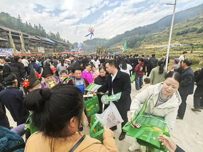 图为：从江农商银行工作人员在芦笙节期间宣传业务.png