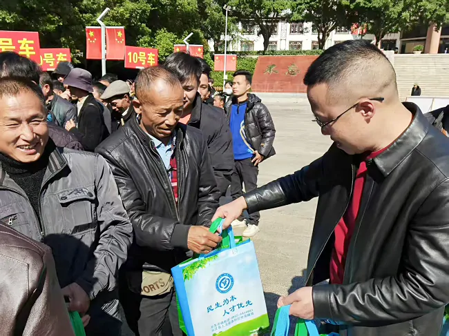 图为：从江农商银行工作人员为外出务工人员送温暖2.png