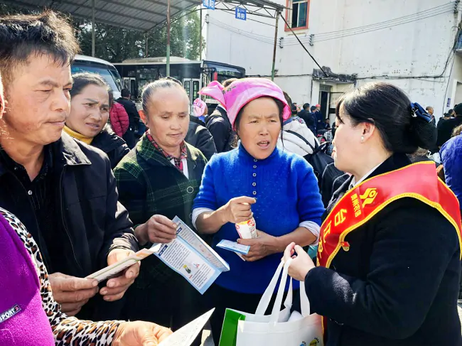 现金服务零距离  暖心护航务工路&mdash;&mdash;台江农信联社开展现金业务专项宣传活动