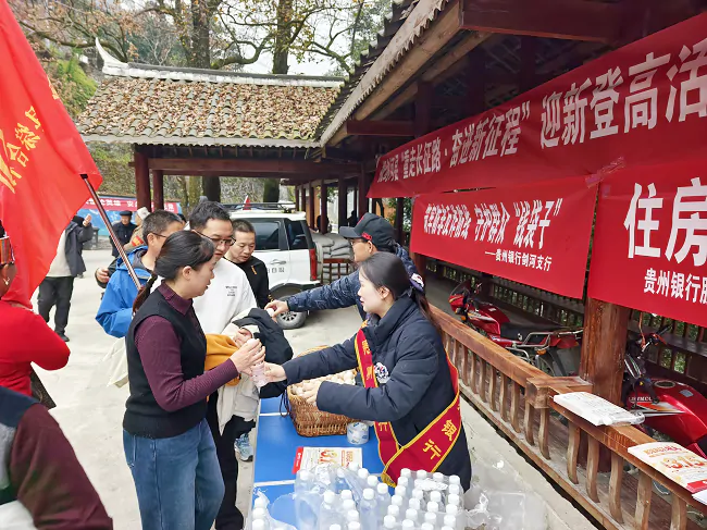 徒步同行守防线   反诈补给暖人心