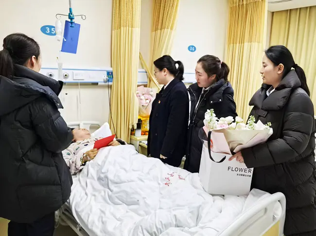 黄平农商银行：元旦慰问送温情 心系职工暖寒冬