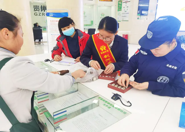 一袋硬币见真情 农商服务暖人心