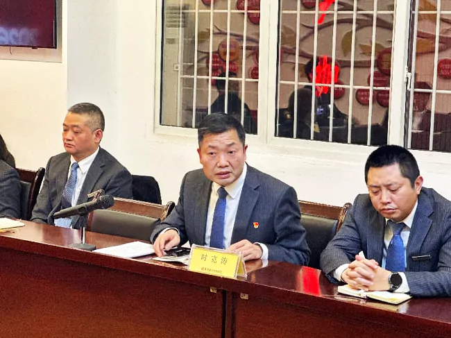 图为：副行长时克涛总结成绩，布局稳健发展.png