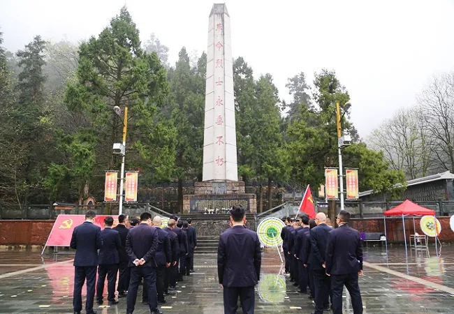 缅怀革命先烈   传承红色基因