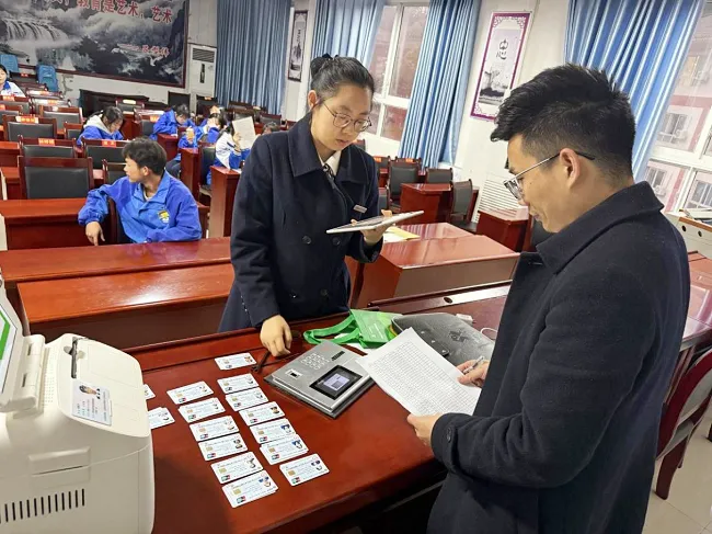 金融服务进校园 上门办卡暖人心