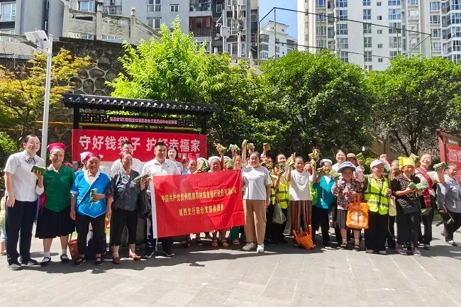 端午粽飘香   邻里情谊深