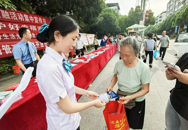 农行岑巩县支行积极开展防范非法金融活动宣传月集中宣传