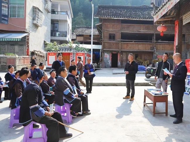 图为：黎平农商银行工作人员进村寨开展金融宣传 守护群众“钱袋子”.jpg