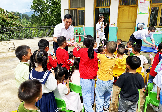 图为：黎平农商银行对牙双村幼儿园进行慰问.png