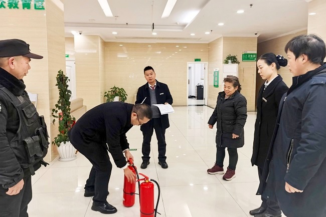 图为：小十字支行员工学习灭火器使用方法.jpg