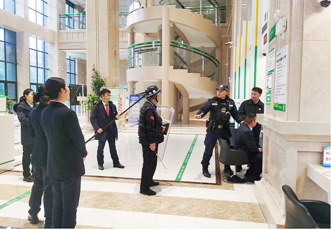 图为：丹寨农商银行开展防暴应急演练活动2.png