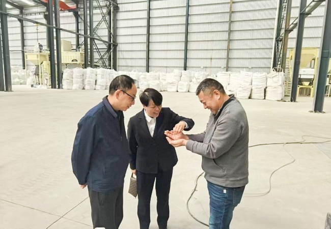 1769167118113459.jpg 图为:杨信菊与县金融监管支局局长郝法武共同走访贵州新盛能材料科技有限公司.jpg