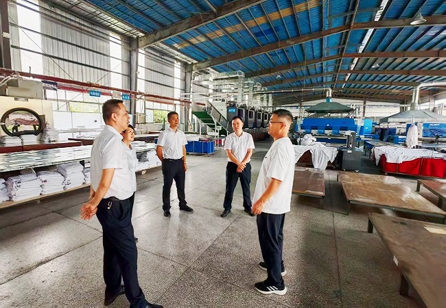 1769167129543348.jpg 图为:副行长邢柱金(中)走访凯里市清江洗涤有限责任公司.jpg