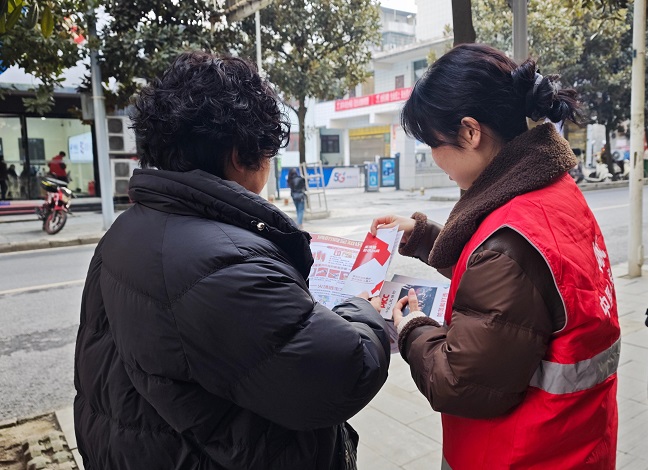 人保财险黔东南三穗支公司： 走家串户送上&ldquo;安全双锦囊&rdquo;