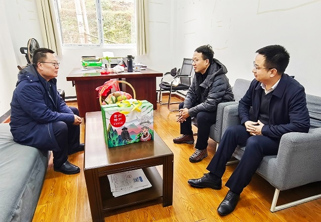 凯里农商银行赴帮扶村开展春节前走访慰问