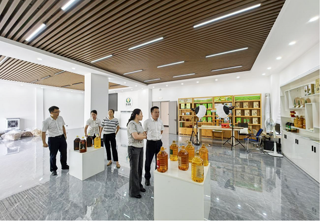 图为：黎平农商银行走访霞宇油脂公司2.png