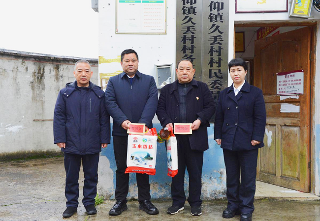 图为：慰问驻村干部.png