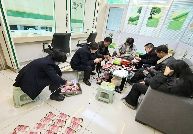 暖心兑换火烧残币  深夜慰问传递温情