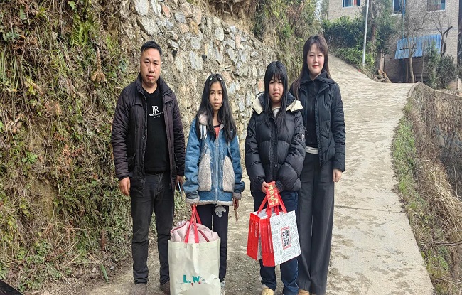 翻山越岭的春天&mdash;&mdash;富德生命人寿志愿者 赴老君寨看望&ldquo;小海豚&rdquo;姐妹
