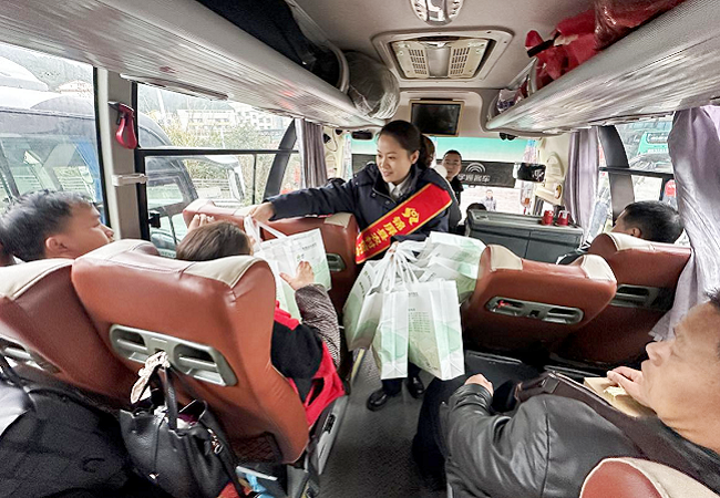 1772295303646503.png 图为:锦屏农信联社工作人员将一份份精心定制的礼包分发至大家手中.png