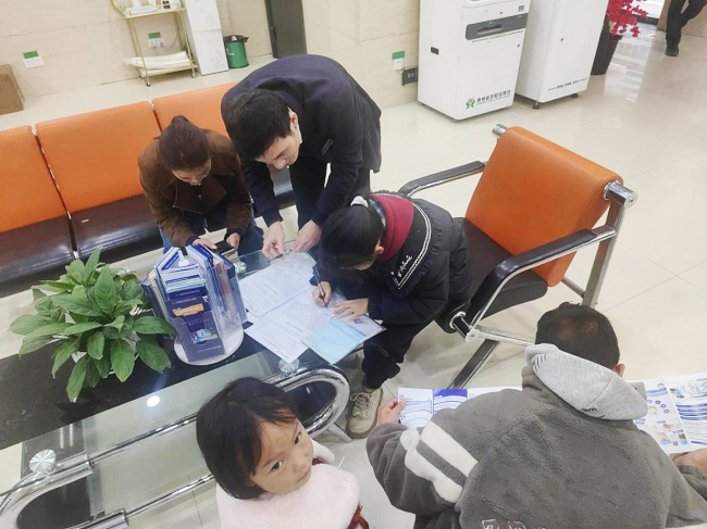 1772613374476403.png 图为:办卡现场.png