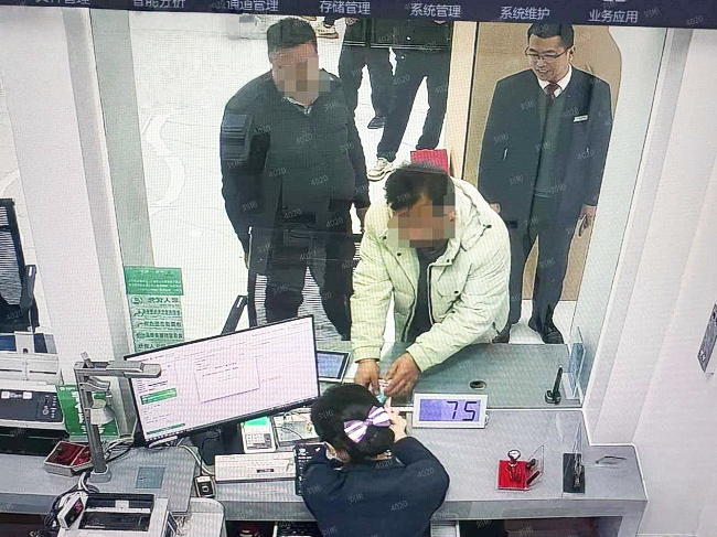 图为：柜员正在为客户高效办理取款业务.png