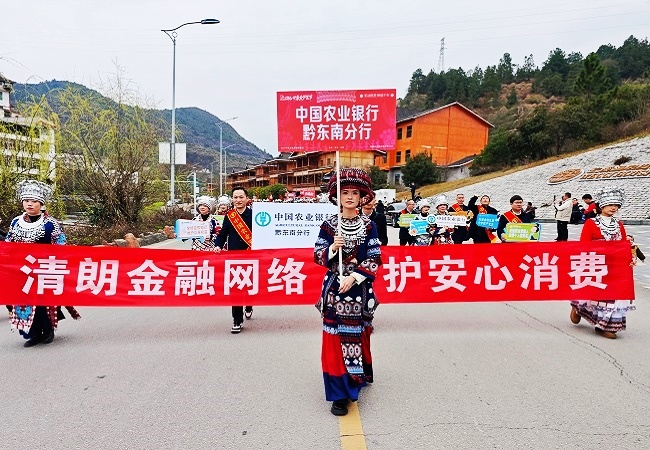 1773137103434748.jpg 图为:参加游行.jpg