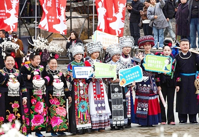 1773137335982734.jpg 图为:农行工作人员身着民族盛装宣传活动.jpg