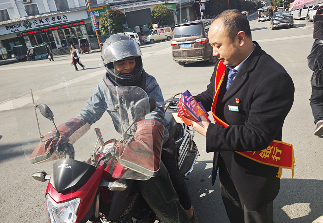 图 2-4：向过往群众及沿街商户宣传金融知识1.png