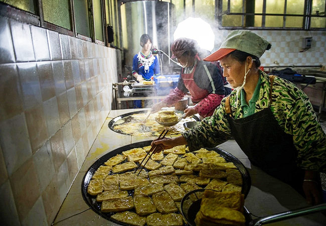 图 6：直播展示发豆腐传统制作技艺.png