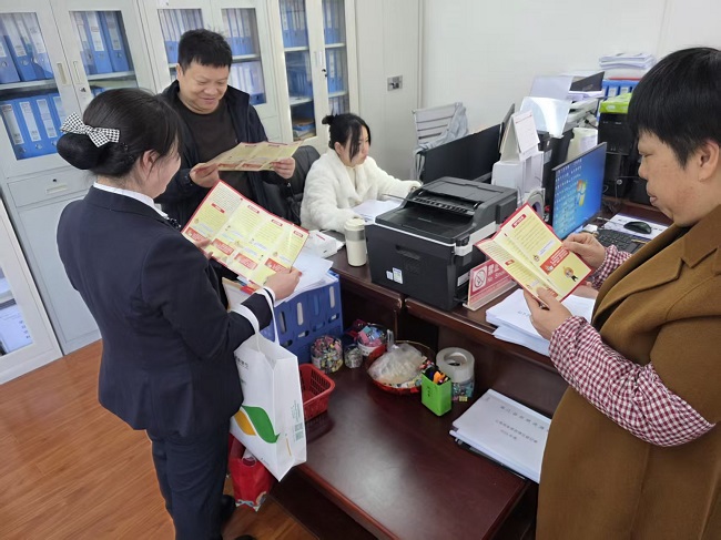 图为：麻江农商银行工作人员进单位宣传金融知识 .jpg