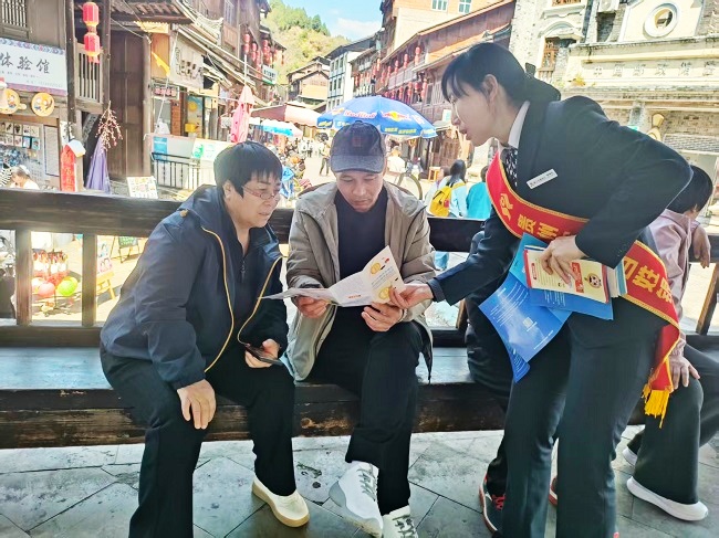 图为：麻江农商银行工作人员进村寨宣传金融知识.jpg