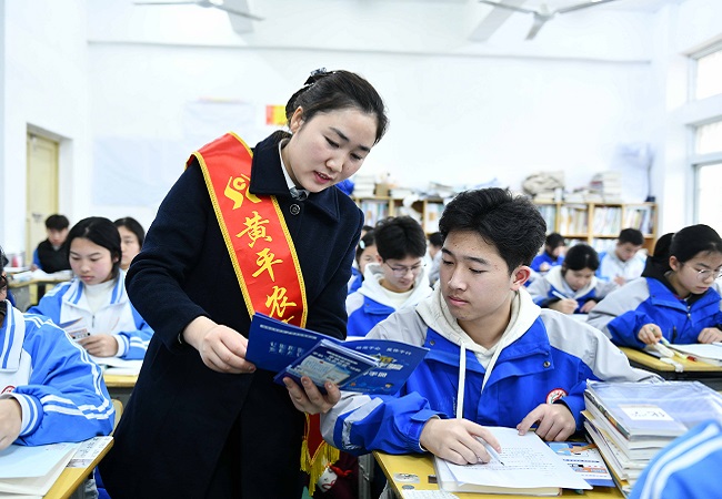 图为：黄平农商银行工作人员一对一向学生讲解反诈防骗知识 (1).jpg