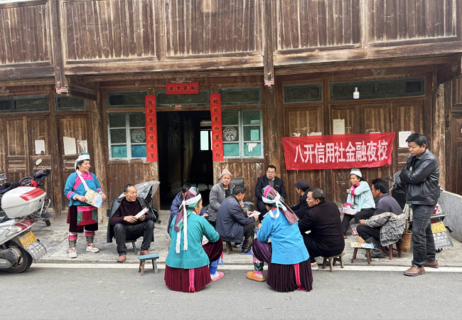 图为：榕江农信联社工作人员将征信知识送到群众家门口.png