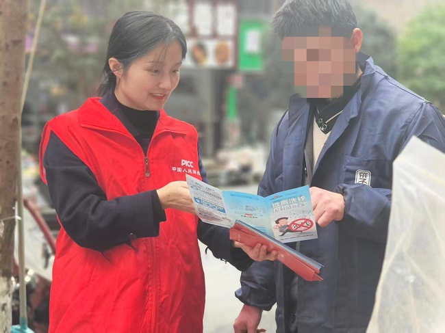 人保财险黔东南岑巩支公司： 反洗钱进商圈 共筑金融安全防线