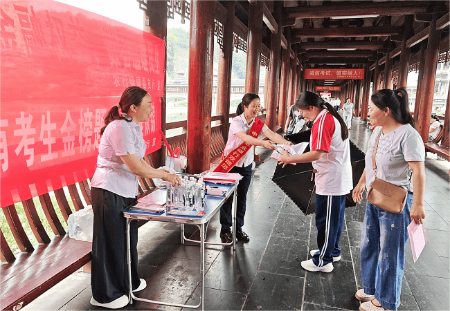 图为：农行工作人员为考生送上助考文具及饮用水.gif
