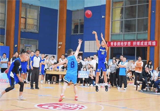 图为赛场精彩瞬间.gif